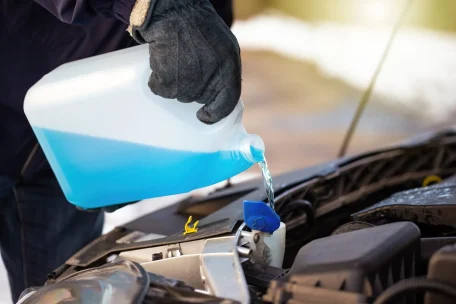 Refrigerante o agua en radiador del carro