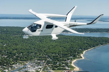 Aterrizó un avión eléctrico por primera vez en el aeropuerto de Nueva York