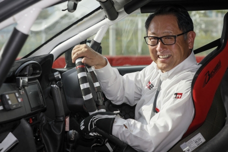El presidente de Toyota afirmó que los carros eléctricos contaminan más que los híbridos