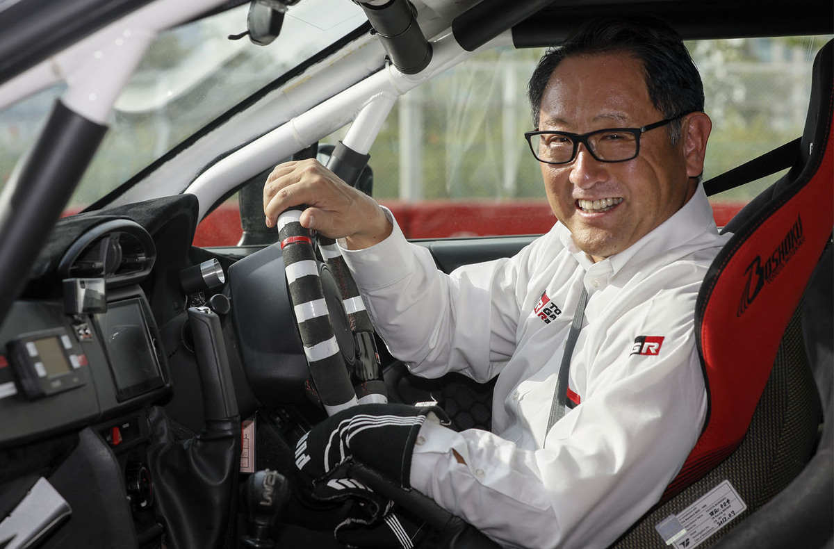 El presidente de Toyota afirmó que los carros eléctricos contaminan más que los híbridos