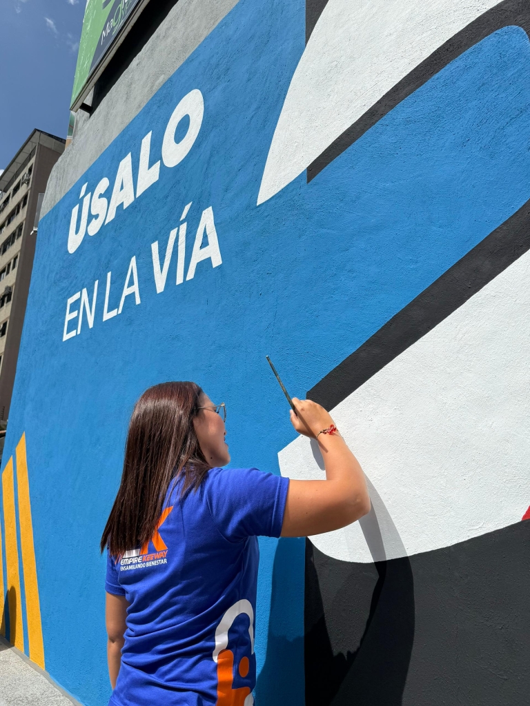 EK pintó un mural que exhorta el uso del casco al ir en moto