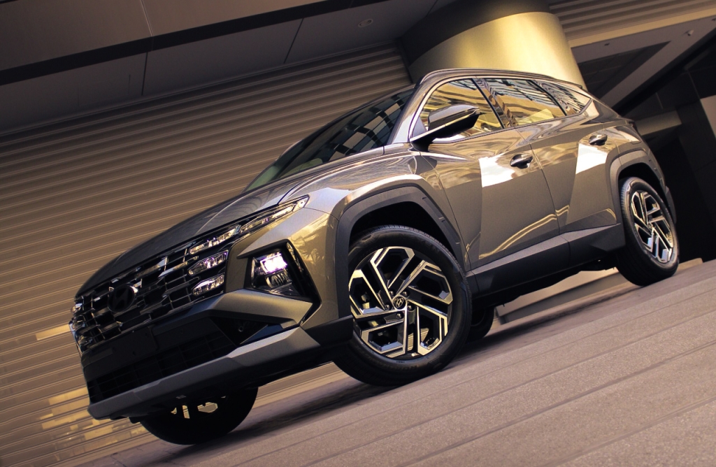 La Tucson 4X4 implementa el característico sistema eléctrico "HTRAC" que maximiza la experiencia de manejo.