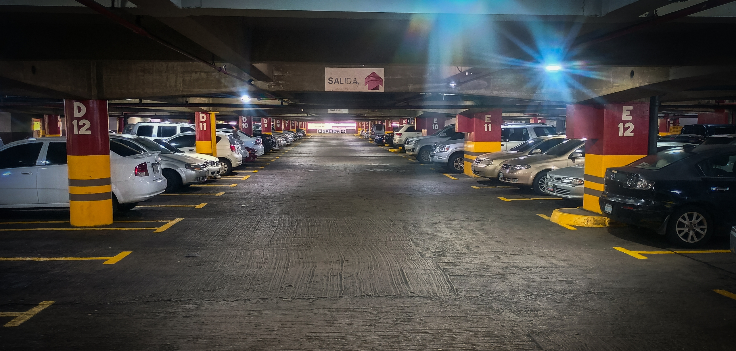 ¿Cómo establecen los precios de los estacionamientos en Caracas?