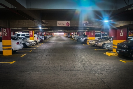 ¿Cómo establecen los precios de los estacionamientos en Caracas?