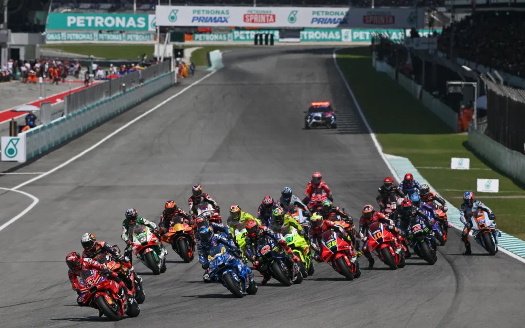Bagnaia arrancó liderando la carrera, pero en la vuelta 2 Márquez le arrebató la posición. Foto: Moto GP