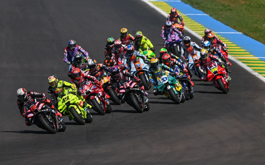 Bezzecchi tomada el liderato desde el inicio de la carrera. Foto: MotoGP