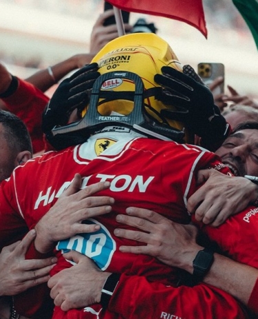 Hamilton se alzó con la victoria en Barcelona, rompió la racha invicta de Antonelli y la racha de 6 carreras de Mercedes. Russell y Norris cerraron el podio