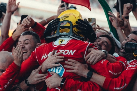 Hamilton se alzó con la victoria en Barcelona, rompió la racha invicta de Antonelli y la racha de 6 carreras de Mercedes. Russell y Norris cerraron el podio