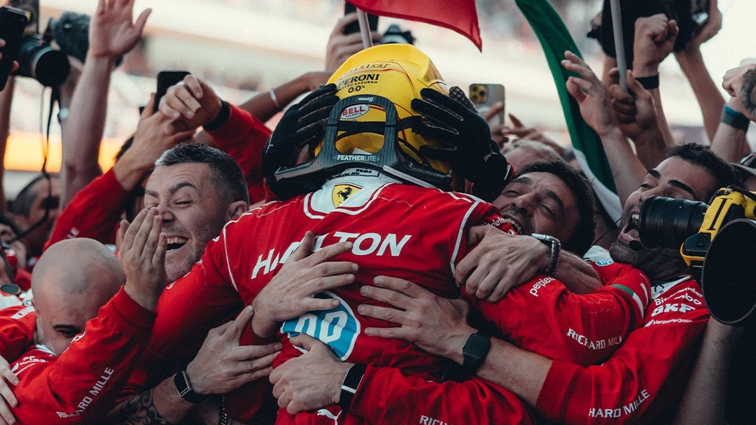 Hamilton se alzó con la victoria en Barcelona, rompió la racha invicta de Antonelli y la racha de 6 carreras de Mercedes. Russell y Norris cerraron el podio